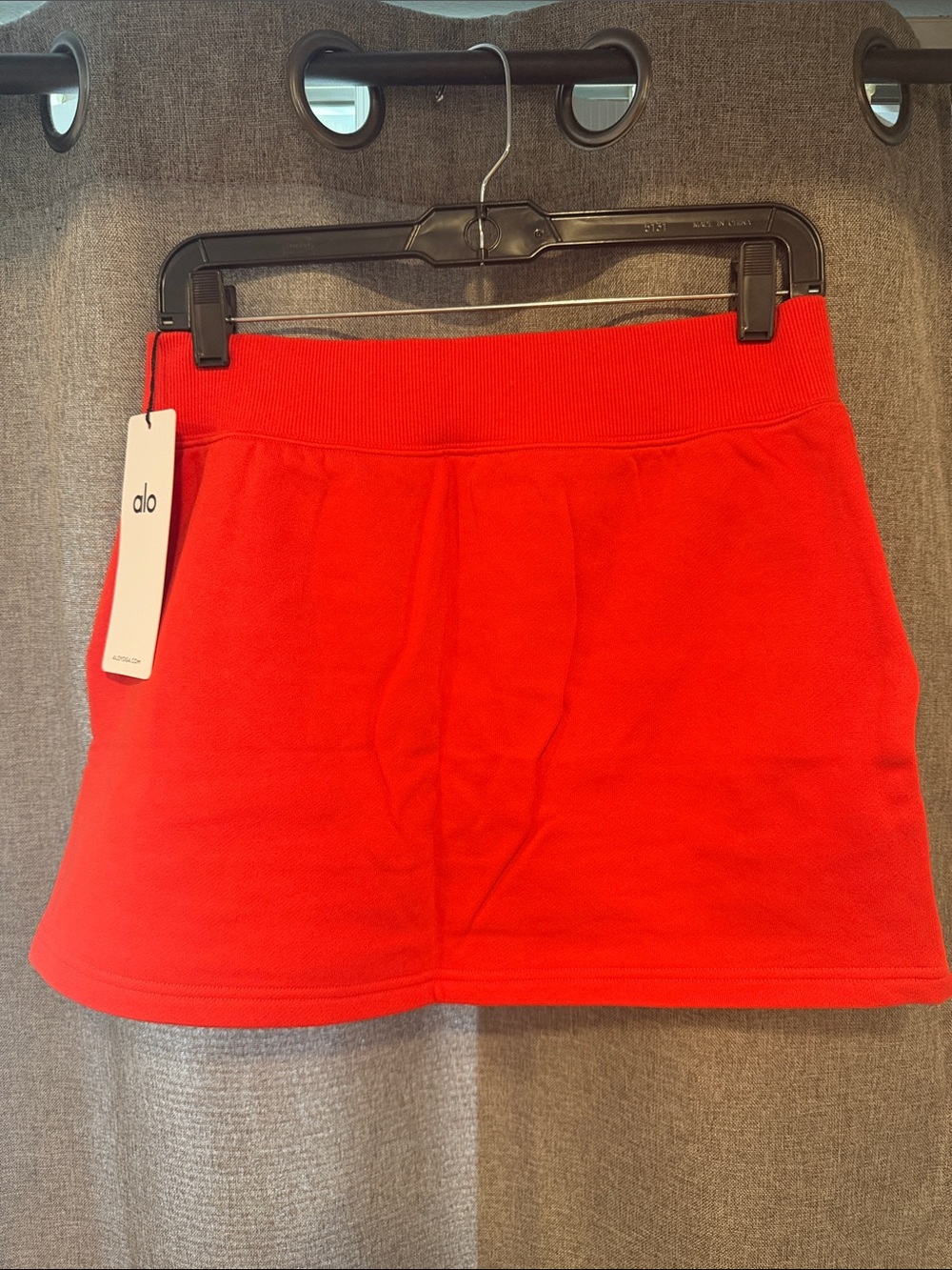NWT ALO Bright Red accolade skirt Size Medium - Picture 2 of 3